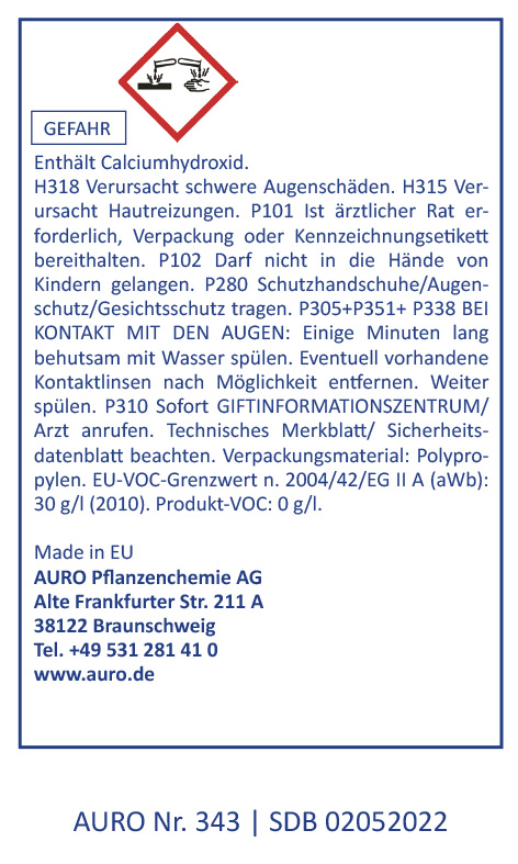 Ein Warnhinweis für ein Produkt, das Calciumhydroxid enthält, einschließlich Gefahrensymbolen, Sicherheitshinweisen, Herstellerangaben und Kontaktinformationen der AURO Pflanzenchemie AG in Deutschland.