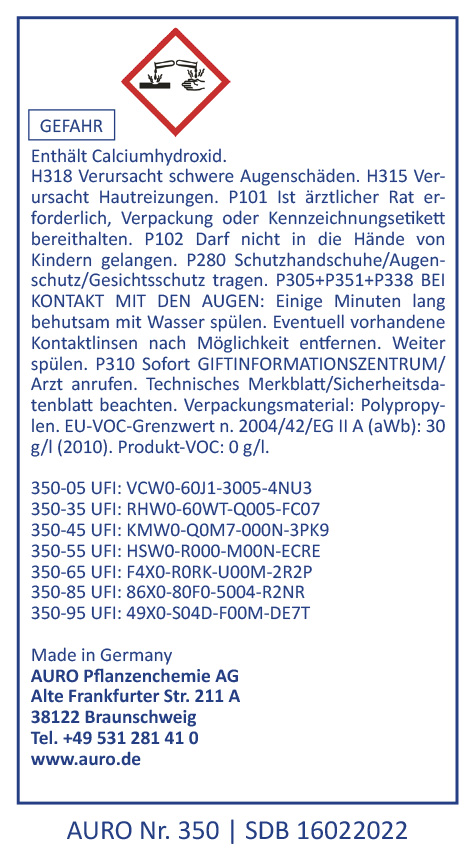 Ein deutsches Chemikaliensicherheitsetikett mit Gefahrenhinweisen, AURO-Firmendaten, Produktinformationen, Gefahrensymbol und Sicherheitshinweisen für Calciumhydroxid. Blau umrandeter weißer Hintergrund mit schwarzem und rotem Text.