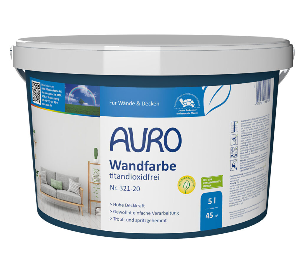 AURO Pflanzenchemie Wandfarbe, titandioxidfrei, 5-Liter-Eimer mit weißem Deckel. Reicht für 45 m². Mit Produktinfos und modernem Wohnzimmerbild. Natürliche, atmungsaktive Wandfarbe – ideal für ein gesundes Wohnklima.