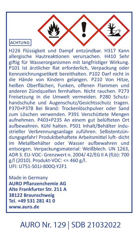 Ein deutsches Warnschild mit Gefahrensymbolen und Sicherheitshinweisen für eine entzündbare und gesundheitsschädliche Flüssigkeit. Das Schild enthält Angaben zur Handhabung, Lagerung und Entsorgung sowie Firmenkontaktinformationen und Produktnummern.