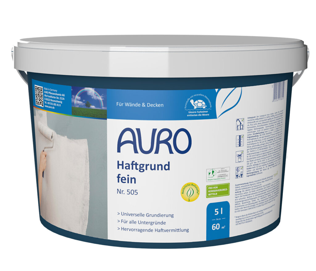 AURO Pflanzenchemie Haftgrund fein ist eine weiße Grundierung im Kunststoffeimer mit blauem Deckel. Ideal für glatte Oberflächen, sorgt es für optimale Farbhaftung. Mit deutscher Beschriftung und Abbildung einer Grundierung mit Rolle.
