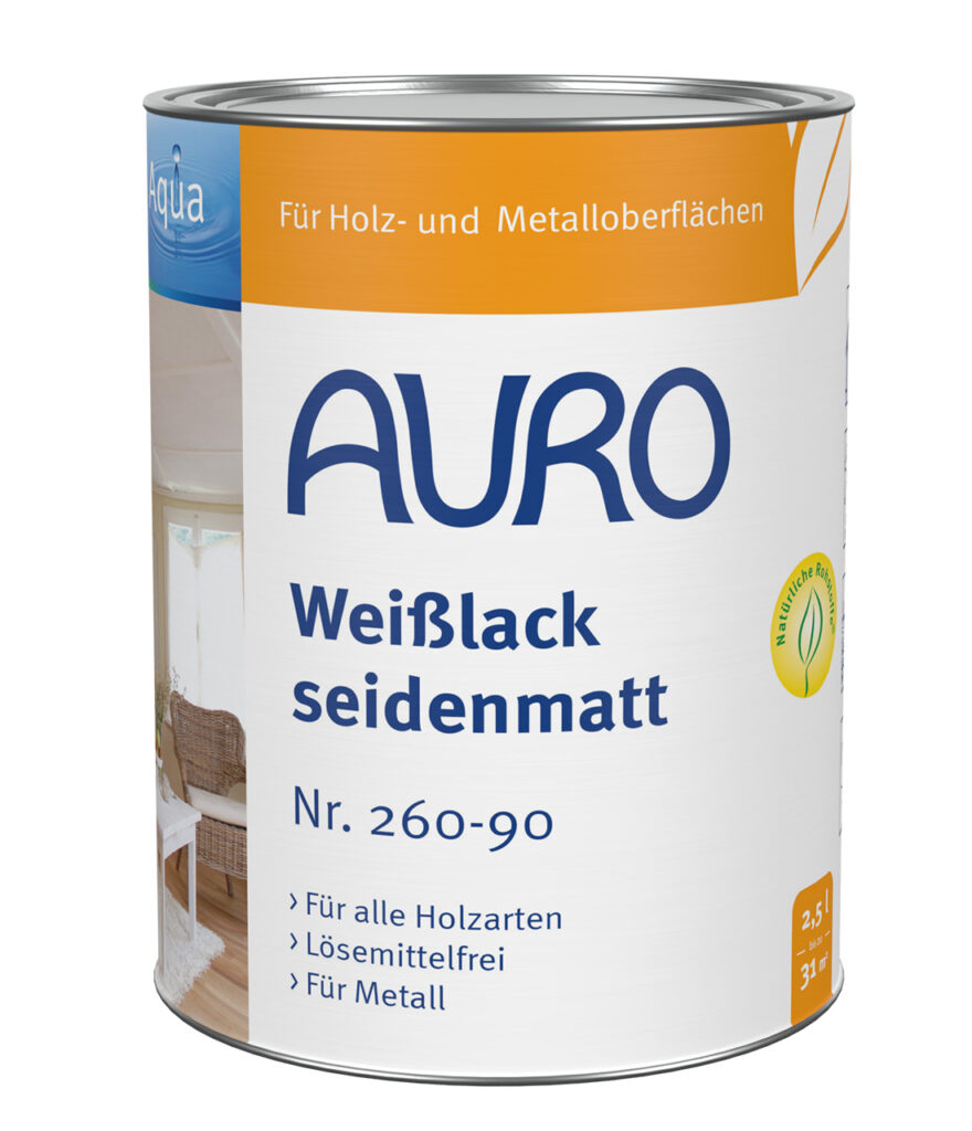 AURO Pflanzenchemie Buntlack Seidenmatt ist ein lösemittelfreier, seidenmatter Lack für Holz und Metall (2,5 Liter). Erhältlich in einer weißen Dose mit orangefarbenen und blauen Akzenten und deutscher Beschriftung. Umweltfreundliches und langlebiges Fini