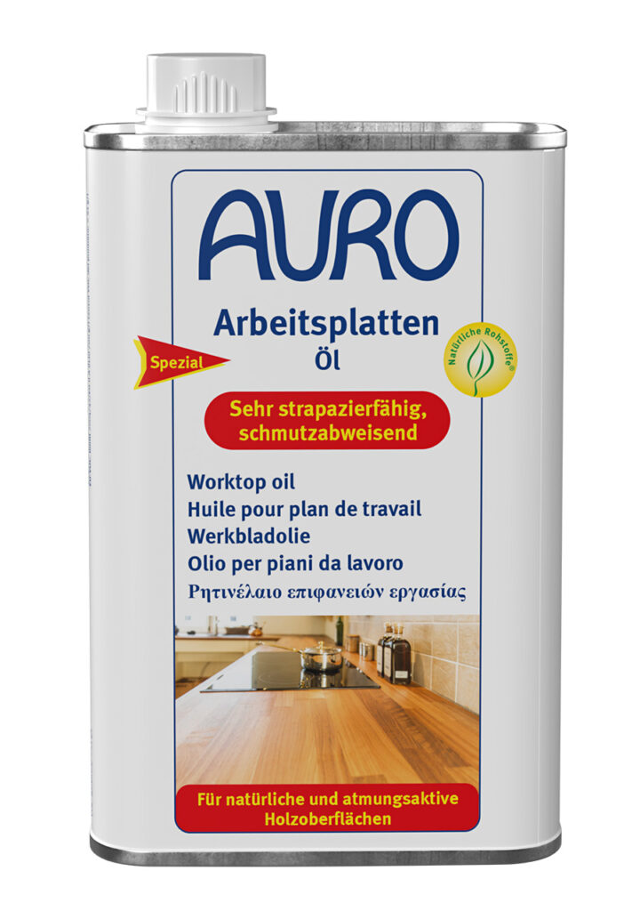 AURO Pflanzenchemie Arbeitsplattenöl ist ein Holzpflegeöl für Küchenarbeitsplatten, das sich durch einfache Reinigung und Pflege auszeichnet. Das mehrsprachige Etikett mit Foto der Arbeitsplatte erläutert die Anwendung und sorgt für effektiven, natürliche