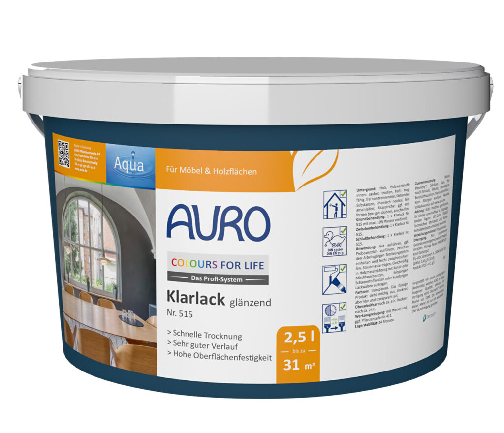 AURO COLOURS FOR LIFE Klarlack, glänzend (2,5L): Umweltfreundlicher, pflanzlicher Lack für strahlenden Holzschutz. Ideal für Möbel; langlebig, leicht aufzutragen. Hier auf einem sonnenbeschienenen Esstisch aus Holz an einem großen Fenster.