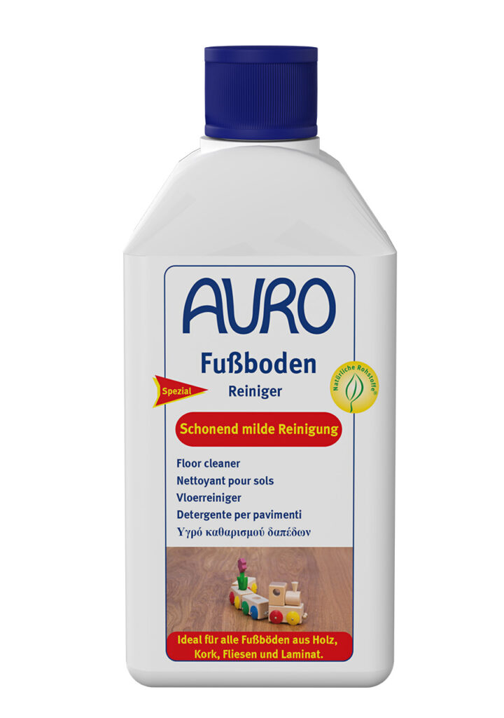 AURO Pflanzenchemie Fußboden-Reiniger reinigt und pflegt schonend Holz-, Kork- und Fliesenböden. Geeignet für empfindliche Oberflächen. Mehrsprachiges Etikett. Weiße Flasche mit blauem Verschluss.