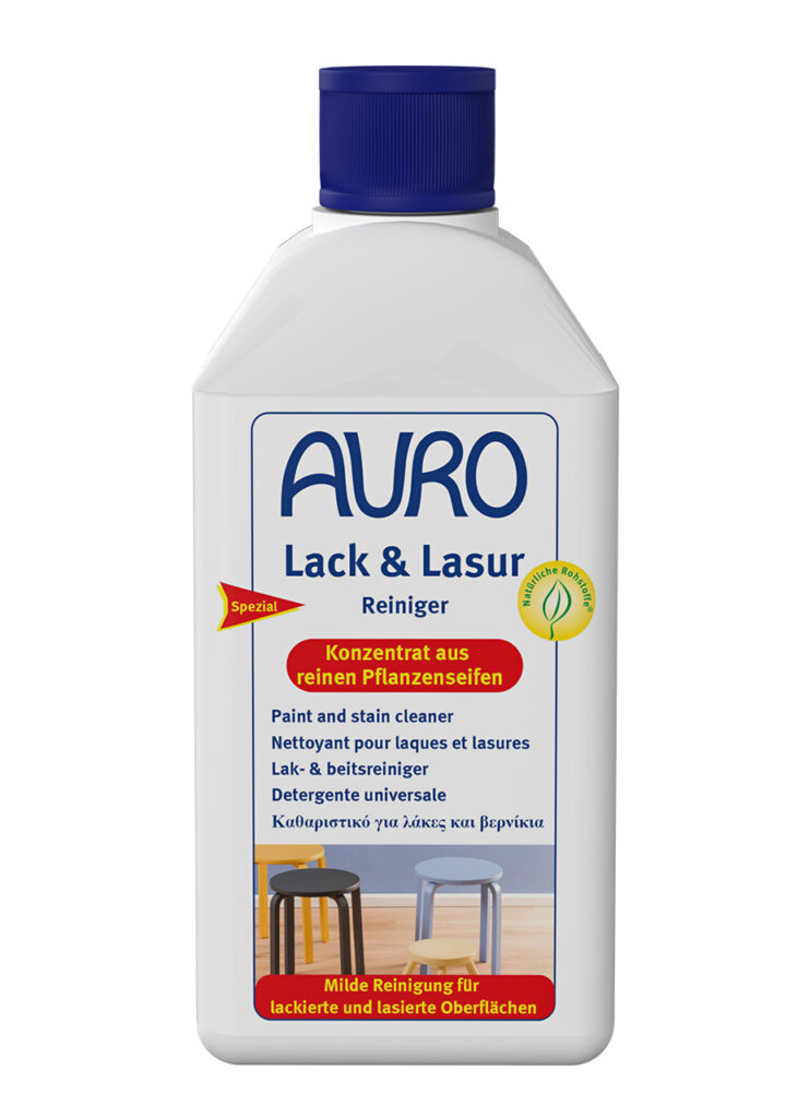 Der AURO Pflanzenchemie Lack- und Lasurreiniger in der weißen Flasche mit blauem Verschluss bietet gründliche Reinigung von Lacken und Flecken. Mehrsprachiges Etikett und Stuhlbild unterstreichen die effektive und natürliche Formel.