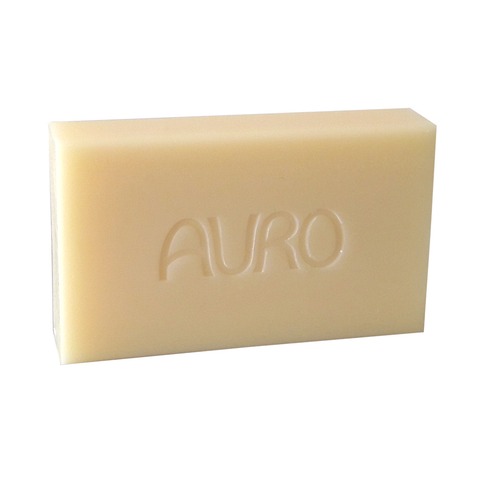 Sanfte Handseife von AURO Pflanzenchemie: ein rechteckiger, beigefarbener Riegel auf Pflanzenbasis mit der Gravur „AURO“, perfekt für die natürliche Reinigung und Pflege Ihrer Hände.