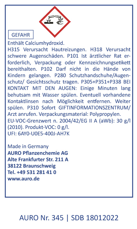 Ein deutsches Warnschild mit Gefahrensymbolen, Sicherheitshinweisen und Kontaktinformationen der AURO Pflanzenchemie AG. Das Schild enthält in blauer Schrift Angaben zu den Risiken von Calciumhydroxid, Erste-Hilfe-Maßnahmen und gesetzlichen Vorschriften.