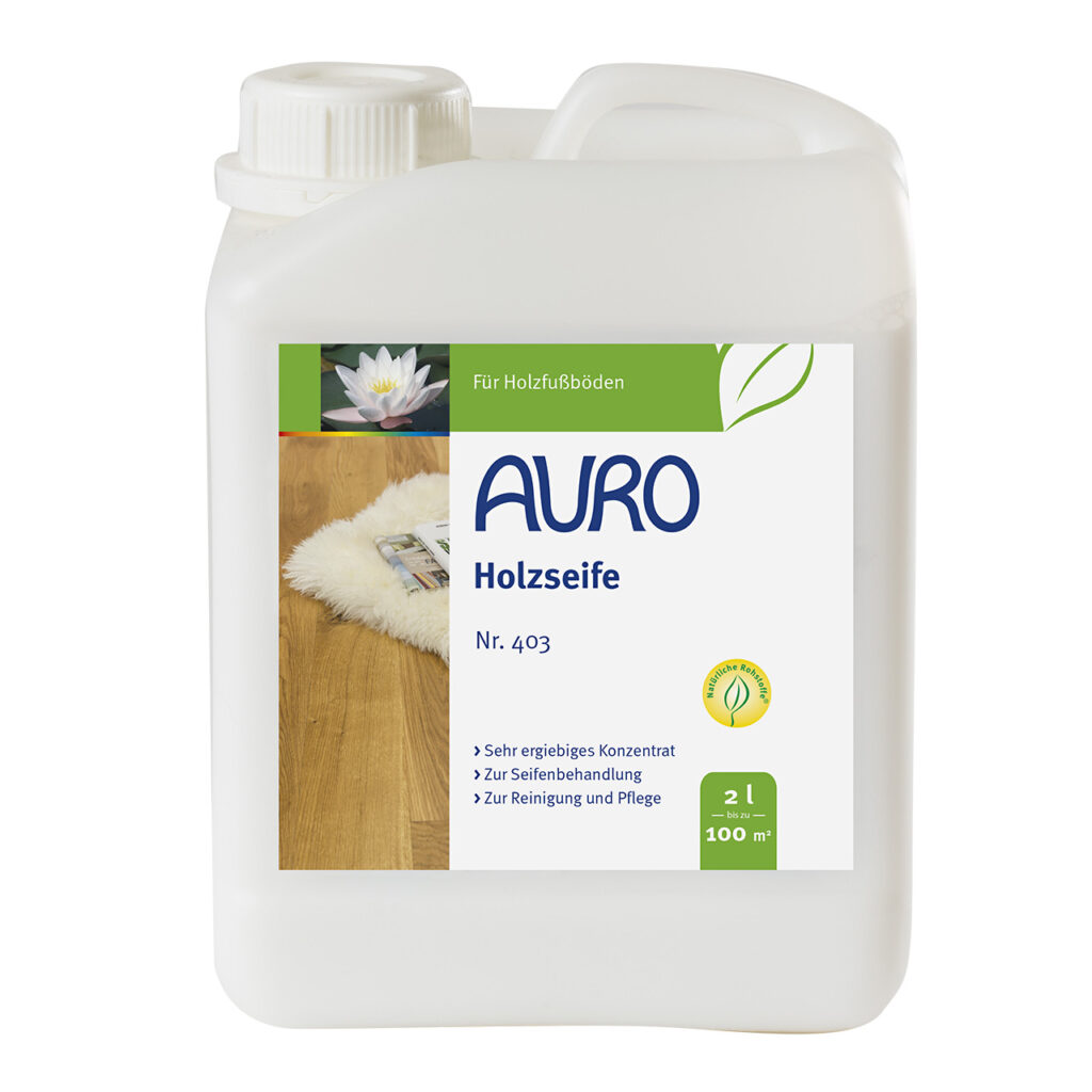AURO Holzseife, 2L: Sanfte Holzseife auf pflanzlicher Basis im weißen Kunststoffbehälter. Ideal zur Reinigung von Holzböden und -oberflächen. Mit deutscher Gebrauchsanweisung. Mit Etikett mit Wollteppich auf Holzboden.