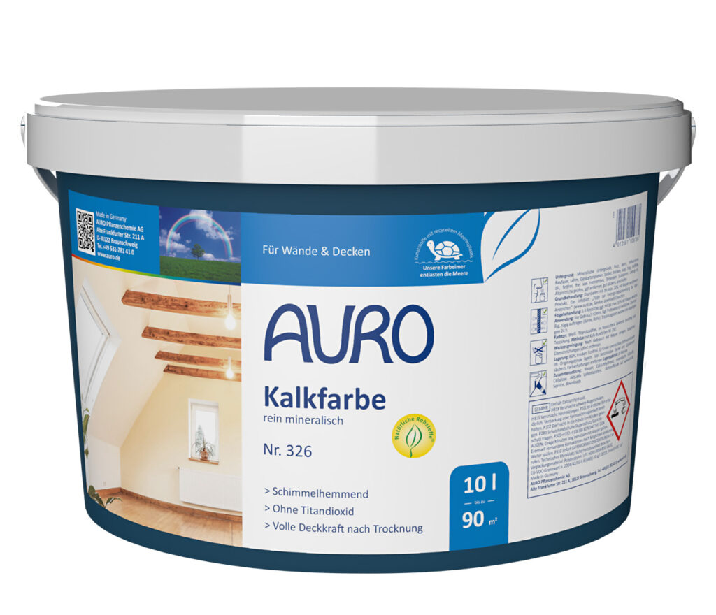 AURO Kalkfarbe Mineralfarbe (10 l) im weiß-blauen Eimer. Für Wände und Decken, mit umweltfreundlicher Formel. Mit Produktinformationen, Symbolen und einem hellen Dachzimmerbild auf dem Etikett.