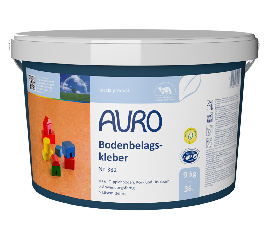 9 kg AURO Pflanzenchemie Bodenkleber für Teppich, Kork und Linoleum. Mit blauem Deckel; ideal für vielseitige Bodenprojekte. Verpackung mit verspielten Spielhäusern.