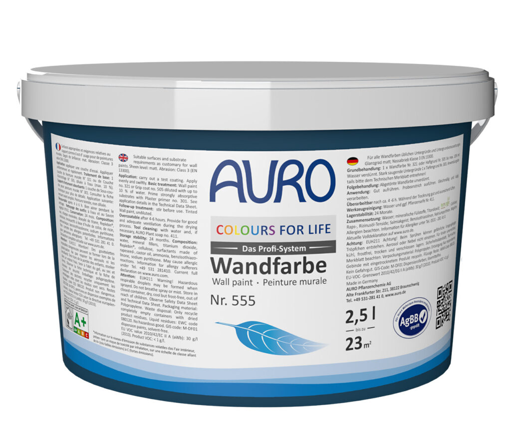 AURO COLOURS FOR LIFE Premium Wand- & Deckenfarbe Nr. 555: Umweltfreundliches Weiß, emissionsarm, ergiebig bis 23 m². Mehrsprachiges Etikett, blaue Akzente – ideal für wohngesunde Räume.