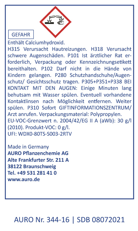 Deutsches Produktetikett mit rotem Gefahrensymbol, Sicherheitshinweisen, Erste-Hilfe-Informationen, Produktcodes, Herstellerangaben (AURO Pflanzenchemie AG) und Kontaktinformationen. Der Text weist auf Risiken bei Haut- oder Augenkontakt hin.