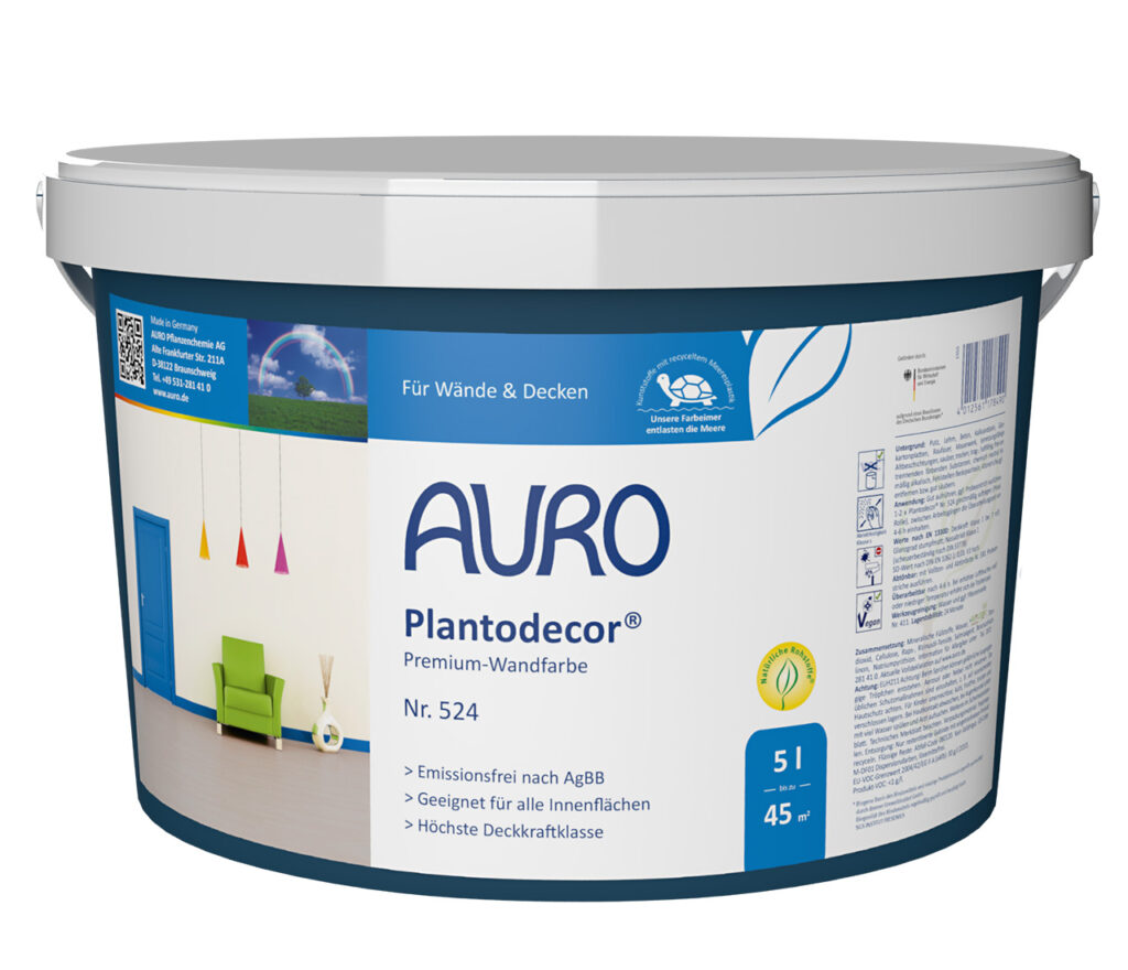 Die AURO Plantodecor Premium-Wandfarbe im weißen Eimer ist mit einem blauen Etikett, Öko-Symbolen und dem Bild eines grünen Stuhls mit bunten Lampen versehen und bietet eine natürliche, hochwertige, pflanzliche Deckkraft für helle, gesunde Wände.