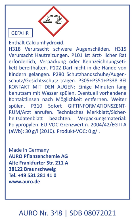Produktetikett der AURO Pflanzchemie AG mit Sicherheitshinweisen in deutscher Sprache. Es enthält Gefahrenhinweise, Notfallanweisungen, Kontaktdaten des Herstellers und Website-Informationen. Die Hauptgefahr geht von Calciumhydroxid aus.