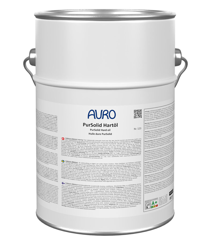 AURO PurSolid Hartöl ist eine pflanzliche, lösemittelfreie Holzversiegelung in der stabilen weißen Henkeldose. Sicher und langlebig schützt und veredelt es Holzoberflächen im Innenbereich auf natürliche Weise.