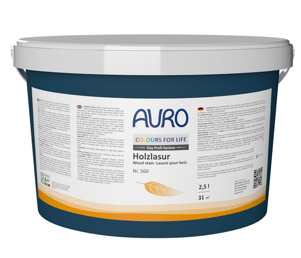 AURO COLOURS FOR LIFE Holzlasur (2,5 l) im blau-weißen Eimer mit gelben Akzenten. Umweltfreundlich, reicht für bis zu 31 m². Mehrsprachiges Etikett, dauerhafter Schutz für Holzoberflächen.