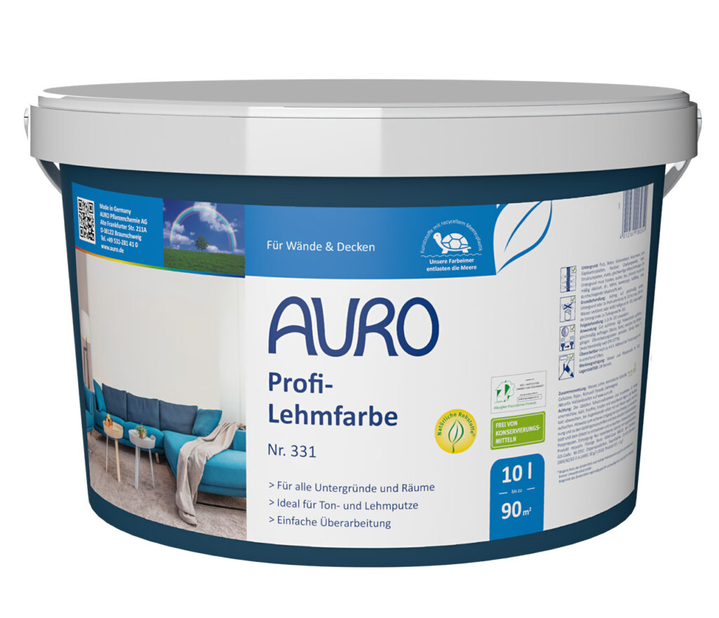 AURO Pflanzenchemie Profi-Lehmfarbe: Hochwertige Wand- und Deckenfarbe im weißen Kunststoffeimer mit blauem Deckel. Natürliche Inhaltsstoffe, umweltfreundliche Wirkung und moderne Wohnrauminspiration auf dem Etikett.