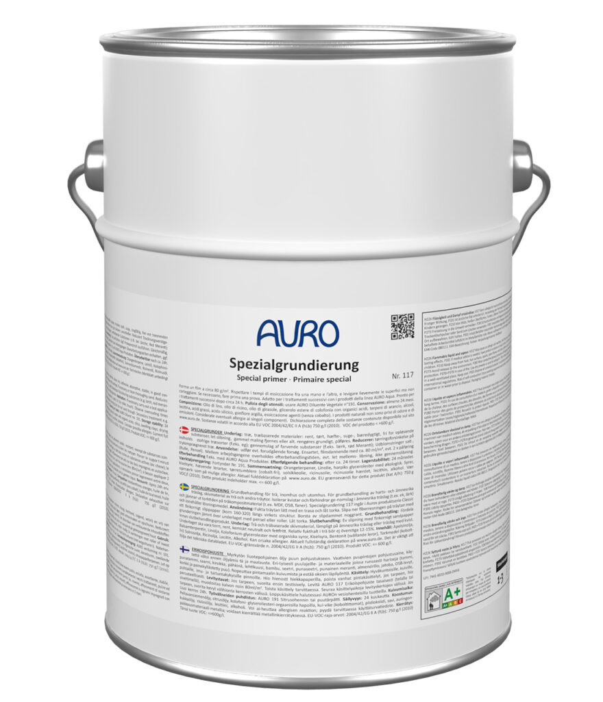 Weißer Metallkanister mit Griffen, beschriftet mit „Spezialgrundierung“ von AURO Pflanzenchemie. Mit mehrsprachiger Anleitung, Logos, QR-Code und sicherem silbernen Deckel für sichere Aufbewahrung.