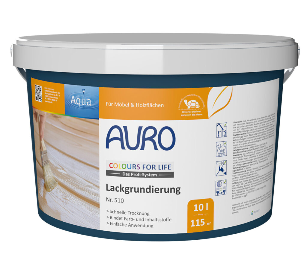 10L AURO COLOURS FOR LIFE Lackgrundierung: Weiß-blauer Kunststoffbehälter. Wasserbasierte Grundierung für Möbel und Holz, sorgt für optimale Haftung. Deutsches Etikett mit Abbildung der Grundierung zum Auftragen mit dem Pinsel.
