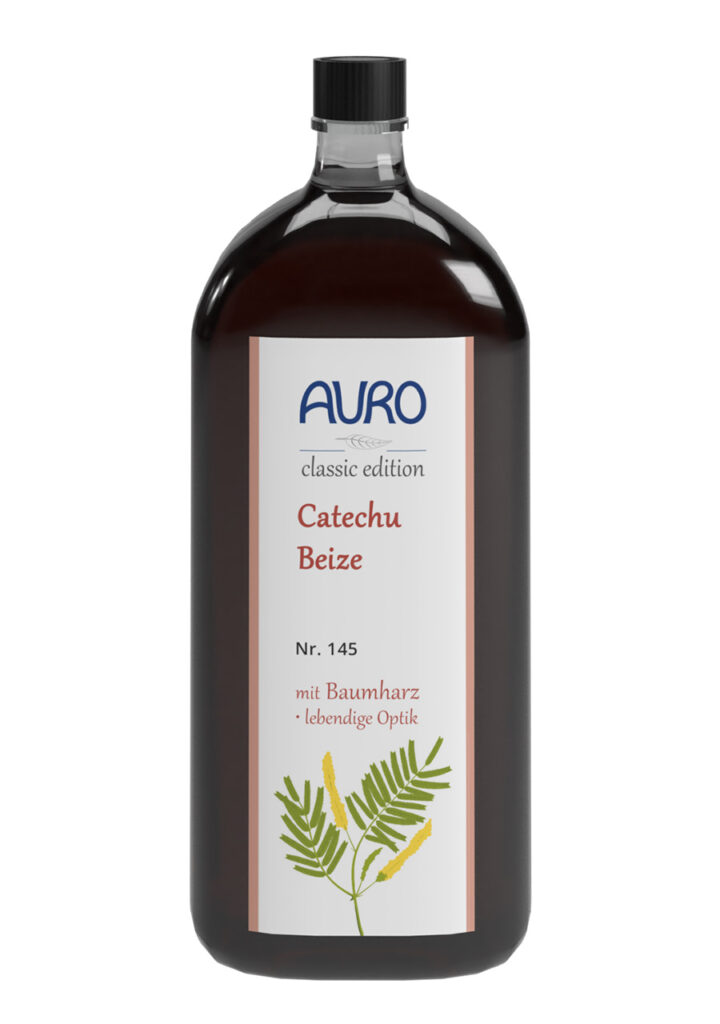 Erleben Sie AURO Pflanzenchemie Catechu-Beize Classic Nr. 145. Diese dunkelbraune Beize mit leuchtend gelben Blüten und grünen Blättern verschönert Holzoberflächen auf natürliche Weise – perfekt kombinierbar mit ergänzenden Produkten.
