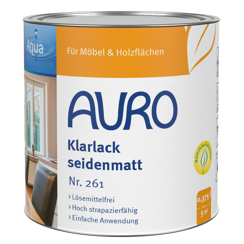 AURO Pflanzenchemie Klarlack ist ein seidenmatter Lack für Möbel und Holz. Das weiß-orange-blaue Etikett unterstreicht die lösemittelfreie Oberfläche und die einfache Anwendung für einen natürlich wirkenden Schutz.