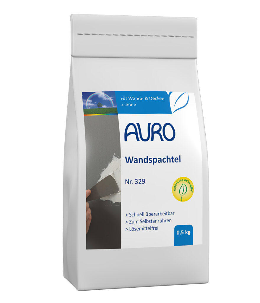 AURO Pflanzenchemie Wandspachtel, 0,5 kg: Leicht zu verarbeitender weißer Spachtel für glatte Wand- und Deckenreparaturen im Innenbereich. Mit blauer Grafik und einem Demo-Etikett, das die Spachtelanwendung zeigt.