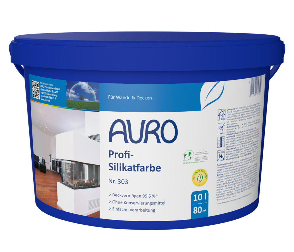 AURO Pflanzenchemie Profi-Silikatfarbe: Hochwertige blaue Wand- und Deckenfarbe im Eimer. Atmungsaktiv, umweltfreundlich, langlebig. Mit klaren Symbolen und einem eleganten Wohnzimmermotiv mit Kamin auf dem Etikett.