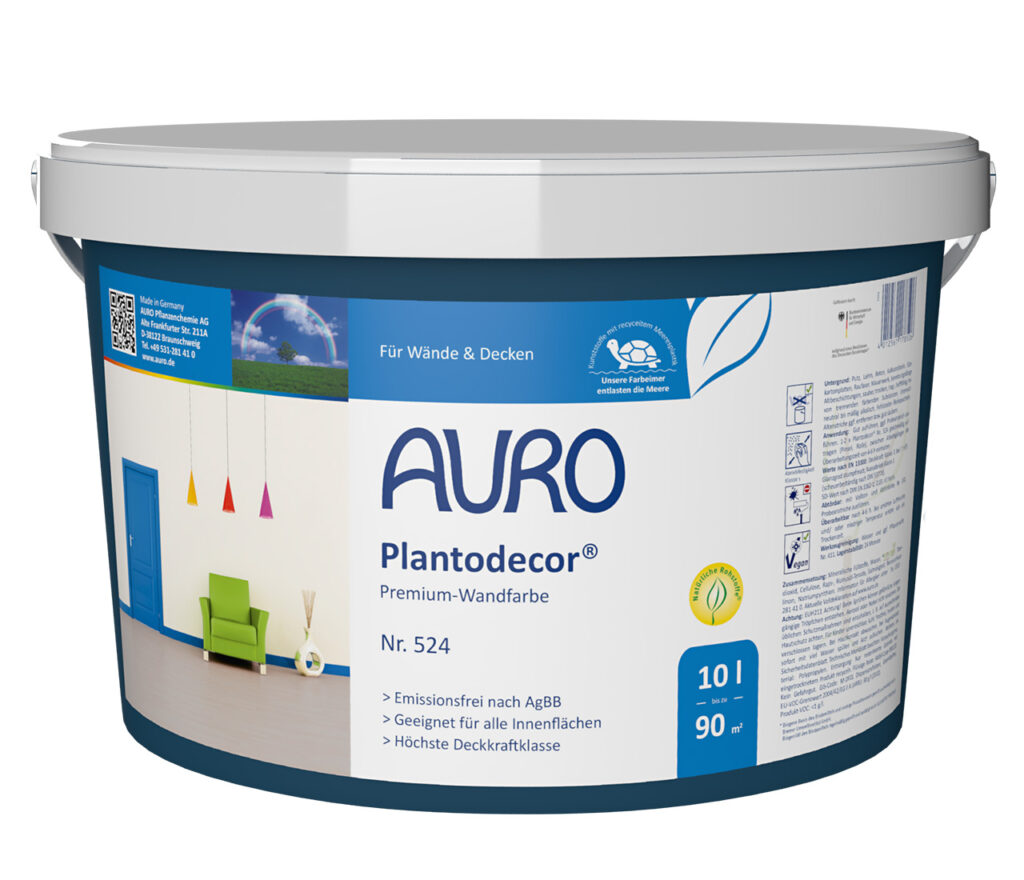 10L AURO Plantodecor Premium-Wandfarbe – umweltfreundliche Wand- und Deckenfarbe im weiß-blauen Eimer. Deutsches Etikett, Raumbild zeigt grünen Stuhl und blaue Wand. Ideal für gesunde, schöne Innenräume.