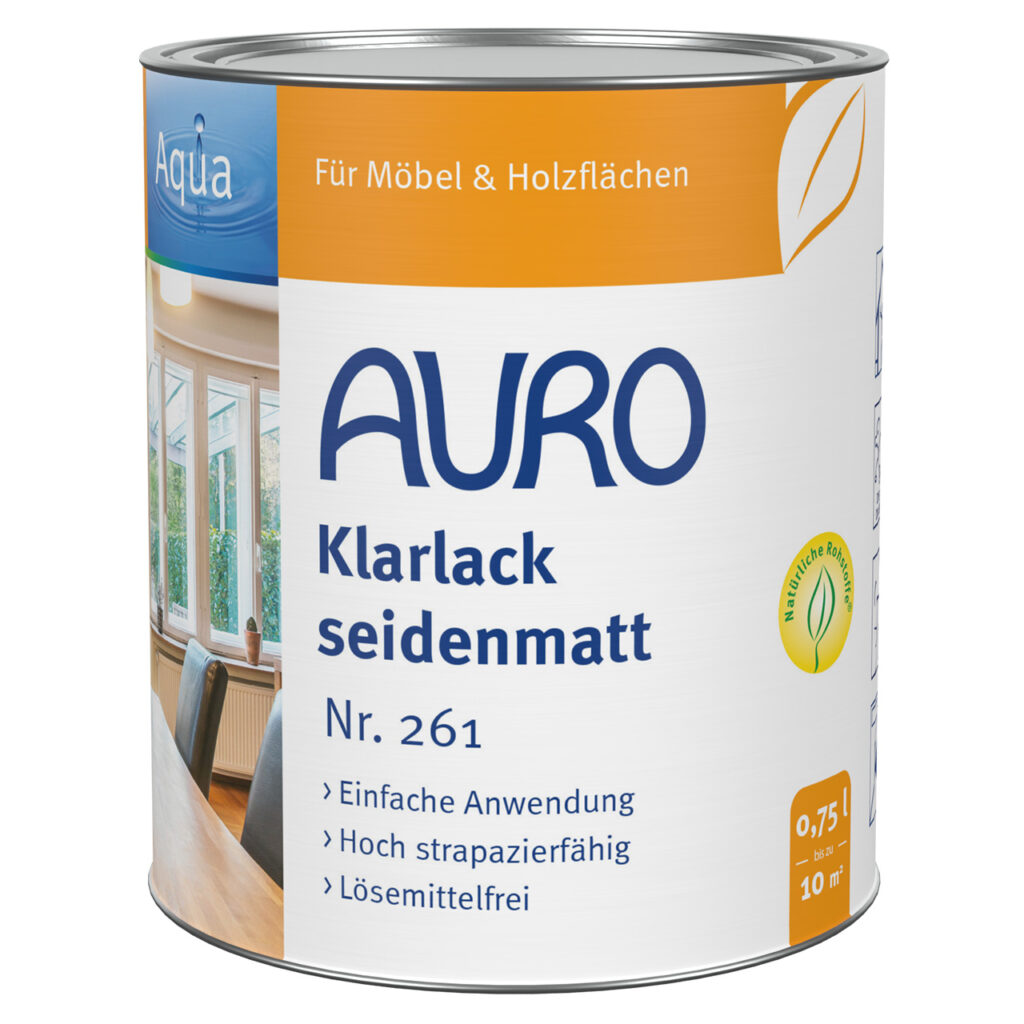 AURO Pflanzenchemie Klarlack seidenmatt ist ein klarer, seidenmatter Lack für Möbel und Holzoberflächen. Blau-gelbes Etikett mit deutschen Details und Fenstermotiv. Langlebiger, umweltfreundlicher Lack für natürliche Holzschönheit.