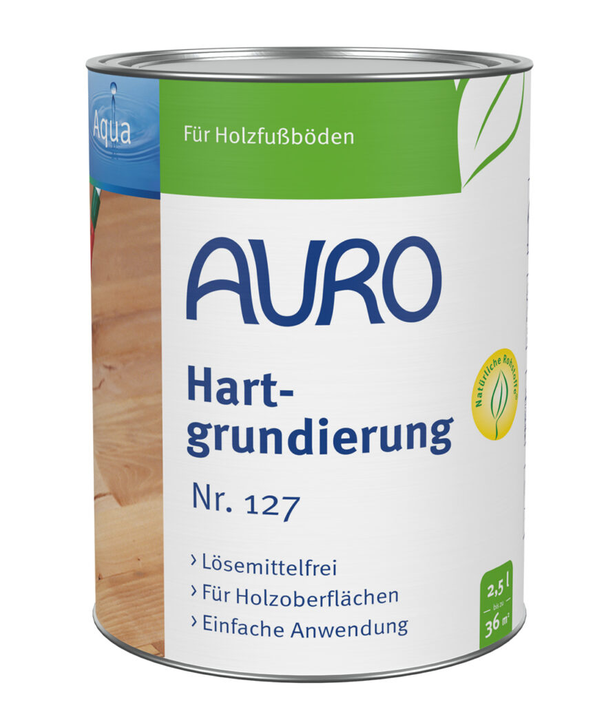 AURO Pflanzenchemie Hartgrundierung ist eine 2,5-Liter-Grundierung für natürliches Holz für Fußböden. Mit grün-weißem Etikett und blauem Text bietet sie umweltfreundlichen Schutz, erhöht die Haltbarkeit und sorgt für hervorragende Haftung.