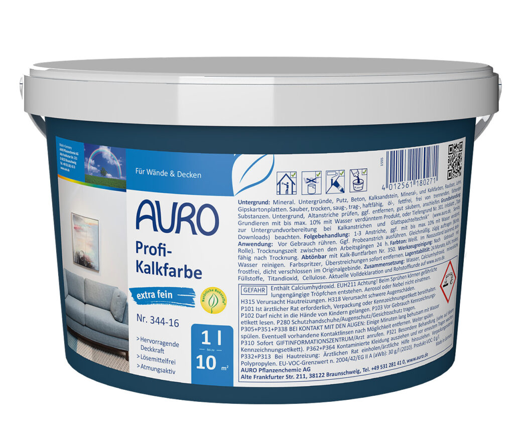 AURO Profi-Kalkfarbe, extra fein: Hochwertige Naturkalkfarbe im Gebinde mit blauem Deckel. Mit deutscher Anleitung und einem Etikett, das ein modernes Wohnzimmer mit blauem Sofa zeigt. Ideal für wohngesunde und stilvolle Innenräume.
