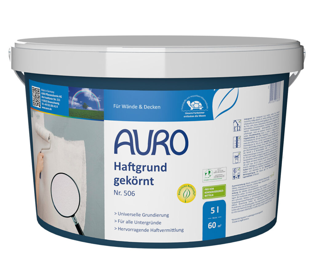 AURO Pflanzenchemie Haftgrund, gekörnt – 5L weiß-blauer Eimer für Wände & Decken. Sorgt für optimale Wandfarben-Haftung. Inklusive Anleitung, abgebildet mit Farbroller beim Auftragen.