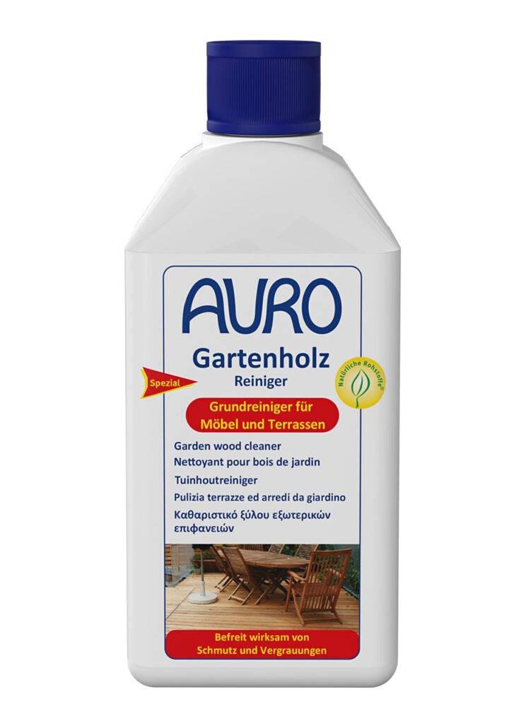 AURO Pflanzenchemie Gartenholz-Reiniger: Weiße Kunststoffflasche mit blauem Verschluss, ideal zur Reinigung und Pflege von Gartenholz. Mehrsprachiges Etikett mit Motiv von Gartenmöbeln aus Holz.