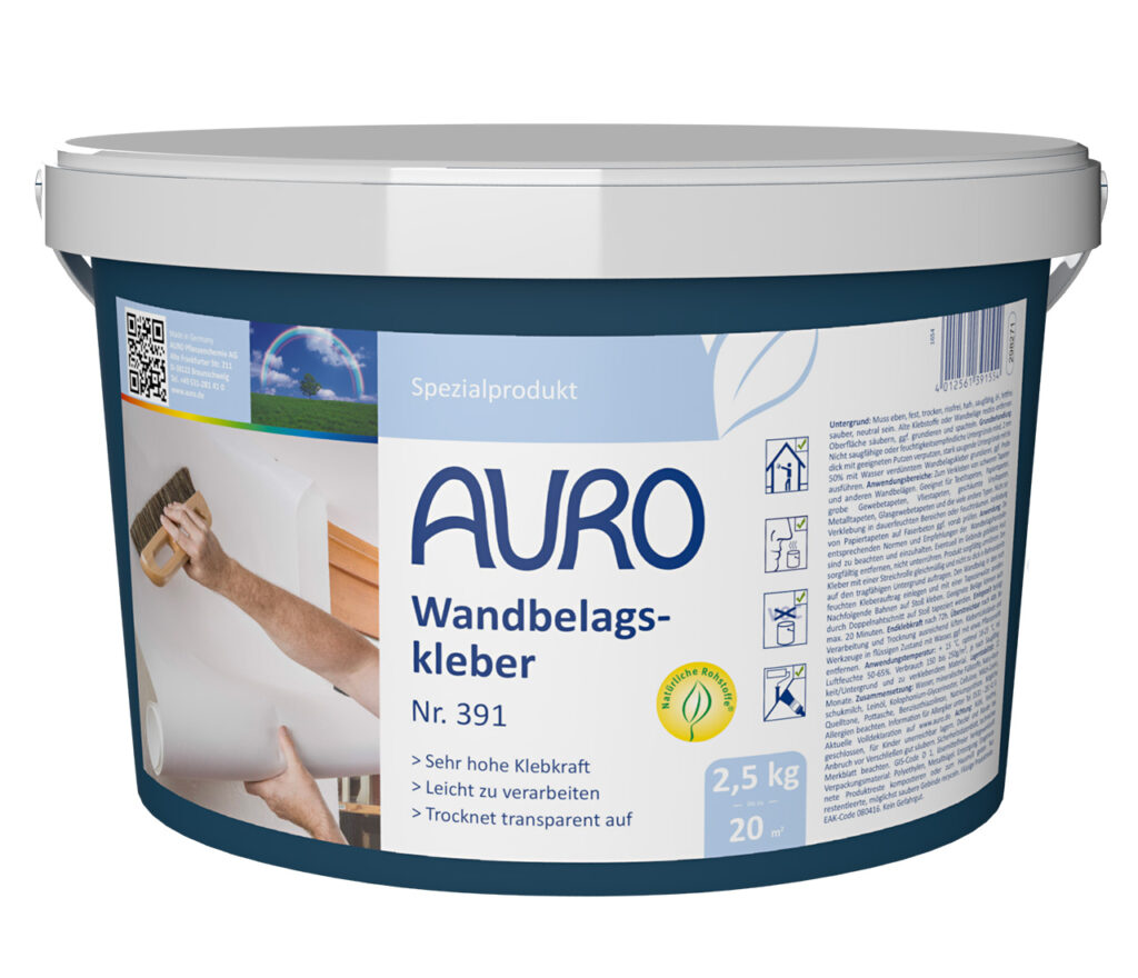 AURO Pflanzenchemie Wandbelagskleber – 2,5 kg Tapetenkleister in einem blau-weißen Eimer. Deutsches Etikett mit Gebrauchsanweisung und dem Bild einer Hand, die mit einem Spachtel tapeziert. Für starke, umweltfreundliche Verklebung.